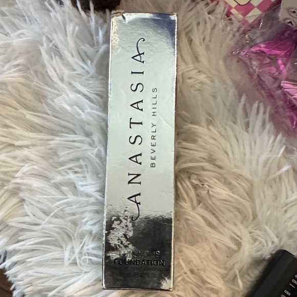 *90* Anastasia Beverly Hills Luminous Foundation in Silver Box shade 520W - Picture 1 of 3